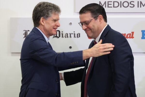 José Alfredo Corripio, a su llegada,  saluda al invitado, Eduardo Sanz Lovatón. José de León