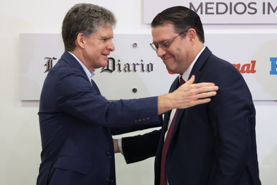 José Alfredo Corripio, a su llegada,  saluda al invitado, Eduardo Sanz Lovatón. José de León