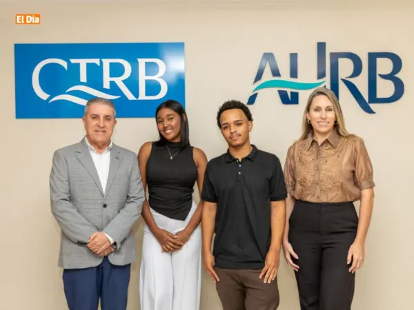 Otorgan becas a estudiantes de La Romana.
