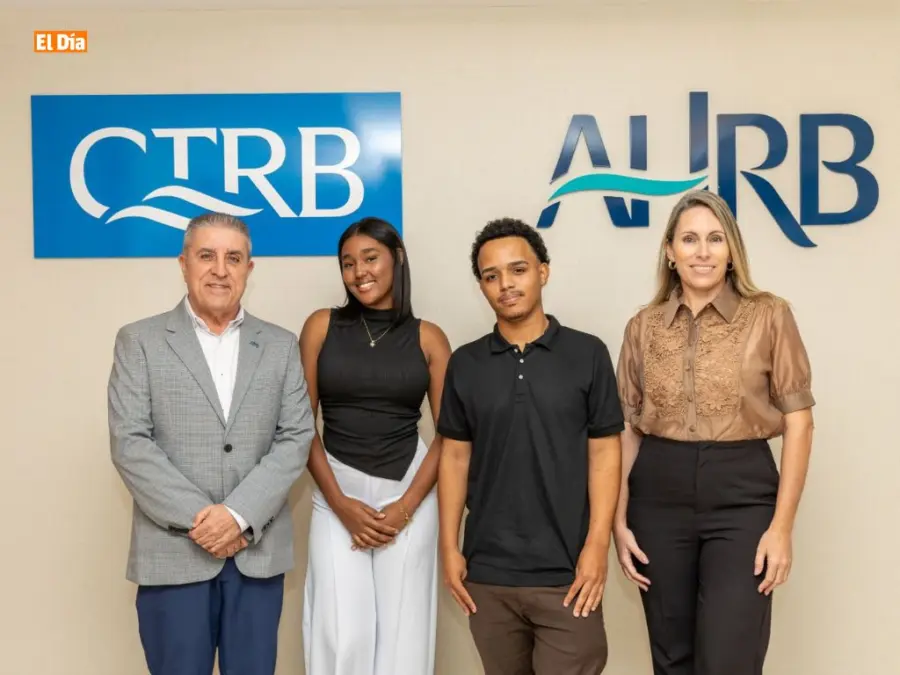 Otorgan becas a estudiantes de La Romana.