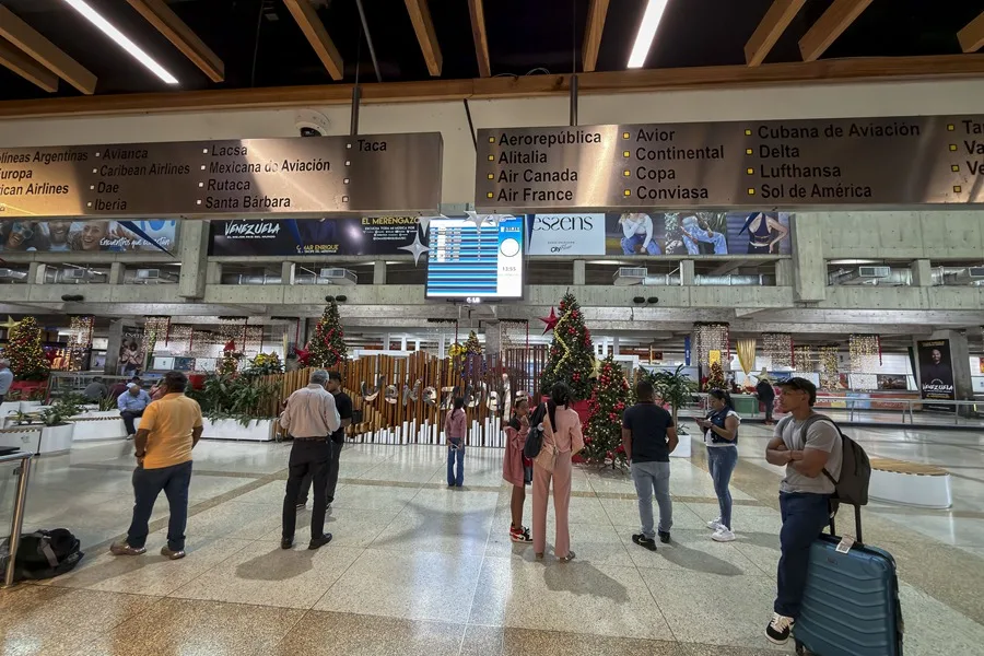 Fotografía de viajeros en un área del aeropuerto internacional Simón Bolívar, que sirve a Caracas, en Maiquetía (Venezuela).
