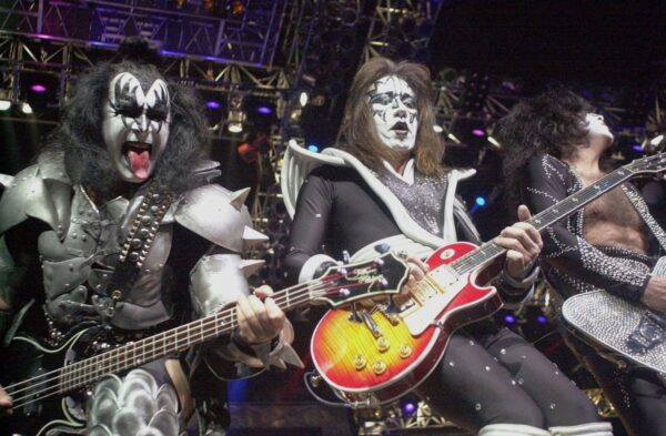 Ace Frehley, guitarrista y miembro fundador de Kiss, en el centro de la foto