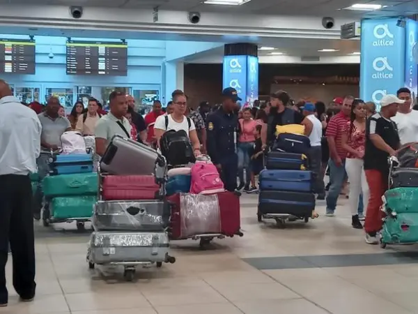 Pasajeros utilizan la gracia navideña en sus vacaciones de Navidad.