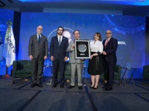 Entregan reconocimiento al Gobernador del Banco Central por sus años de trayectoria.