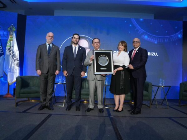 Entregan reconocimiento al Gobernador del Banco Central por sus años de trayectoria.