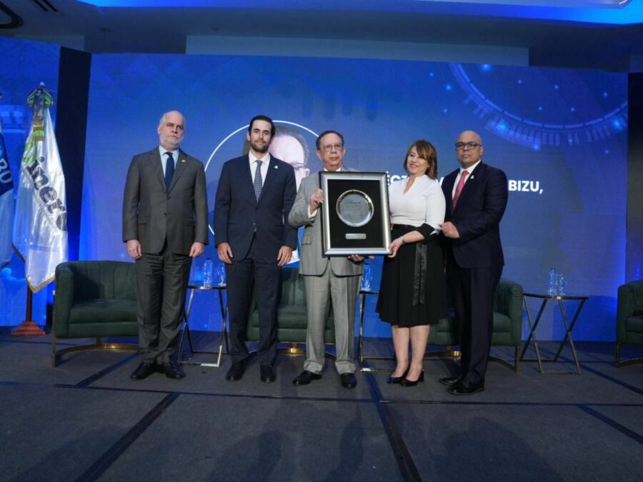 Entregan reconocimiento al Gobernador del Banco Central por sus años de trayectoria.