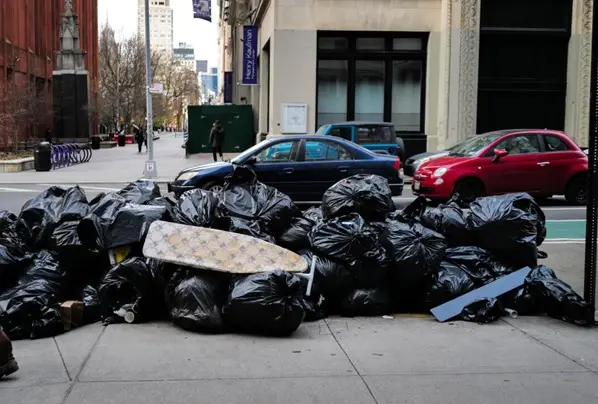 Basura en las calles de New York, Estados Unidos.