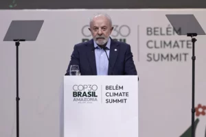 El presidente de Brasil, Luiz Inácio Lula da Silva, participa en la apertura de la cumbre de líderes de la COP30, este 6 de noviembre de 2025, en el Hangar Centro de Convenciones, en Belém (Brasil).