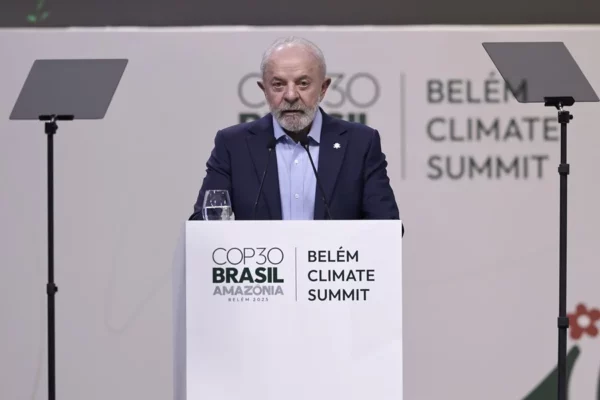 El presidente de Brasil, Luiz Inácio Lula da Silva, participa en la apertura de la cumbre de líderes de la COP30, este 6 de noviembre de 2025, en el Hangar Centro de Convenciones, en Belém (Brasil).
