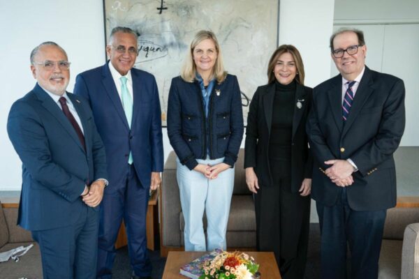 Desde la izquierda, Pablo Valentín, Luis Mejía Oviedo, Kirsty Coventry, Carolina Mejía y Felipe Vicini.