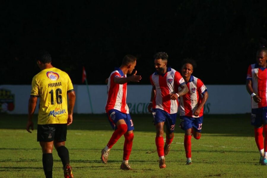 Delfines- Richerly de los Santos, autor del primer gol de Delfines celebra junto a sus compañeros