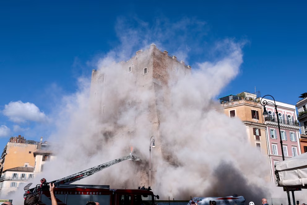 La Torre dei Conti se derrumbó este lunes mientras se realizaban trabajos de restauración.