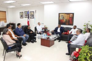 Director del hospital Ney Arias Lora compartió buenas prácticas con personal de hospital de Higüey.