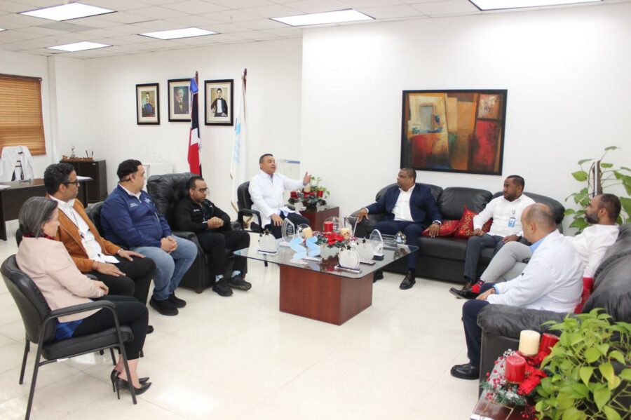 Director del hospital Ney Arias Lora compartió buenas prácticas con personal de hospital de Higüey.