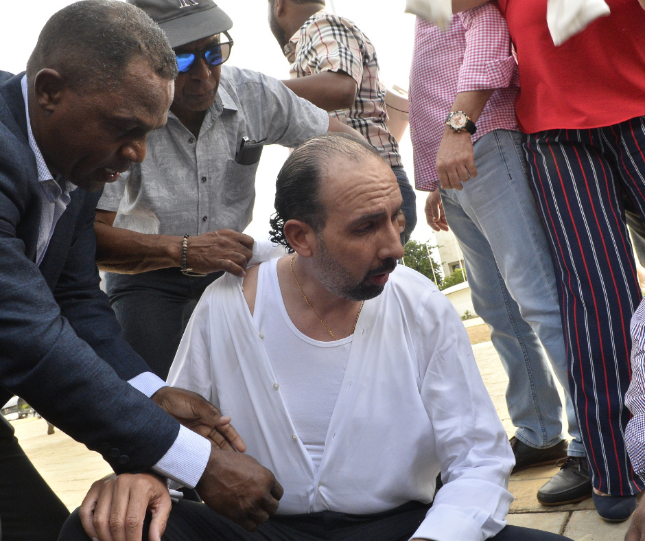 Diputado Henry Merán sufre descompensación por efectos de bombas lacrimógenas en medio de protesta frente al Congreso