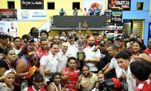 Don Bosco-Ariel Vásquez presidente de ASOBAE entrega al presidente del San Sebastián José Ramon Peña la corona de campeones del BSE de Moca 2025