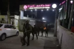 Policías indios patrullan cerca del hospital donde están siendo atendidas las personas heridas en una explosión accidental en Srinagar, la capital de verano de la Cachemira india.