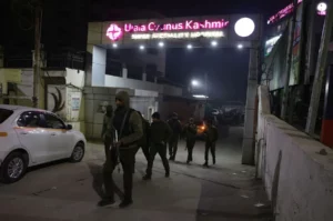 Policías indios patrullan cerca del hospital donde están siendo atendidas las personas heridas en una explosión accidental en Srinagar, la capital de verano de la Cachemira india.