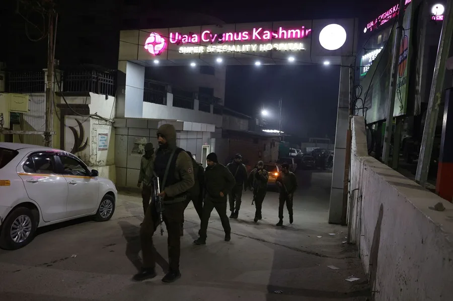 Policías indios patrullan cerca del hospital donde están siendo atendidas las personas heridas en una explosión accidental en Srinagar, la capital de verano de la Cachemira india.