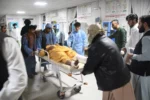 Un hombre herido en un terremoto recibe tratamiento en un hospital de Mazar-e-Sharif, Afganistán.