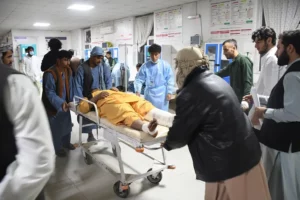Un hombre herido en un terremoto recibe tratamiento en un hospital de Mazar-e-Sharif, Afganistán.