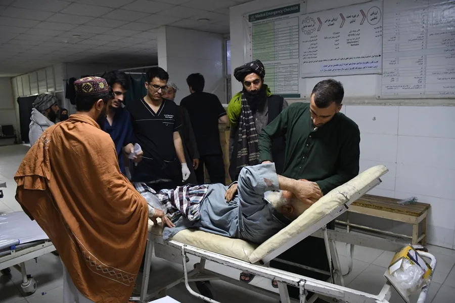 Un hombre herido en un terremoto recibe tratamiento en un hospital de Mazar-e-Sharif, Afganistán, el 3 de noviembre de 2025. EFE