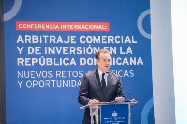 El ministro de Industria y Comercio, Víctor Ito Bisonó