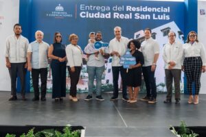 El presidente Luis Abinader entrega apartamentos