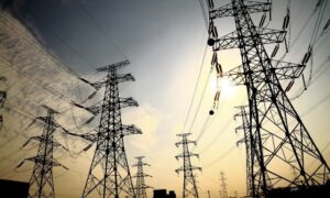 Técnicos trabajan en investigación tras fallo eléctrico.