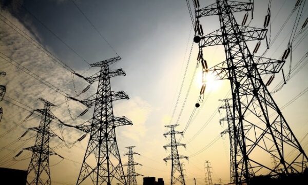 Técnicos trabajan en investigación tras fallo eléctrico.