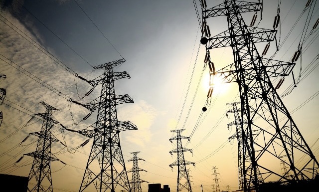 Técnicos trabajan en investigación tras fallo eléctrico.