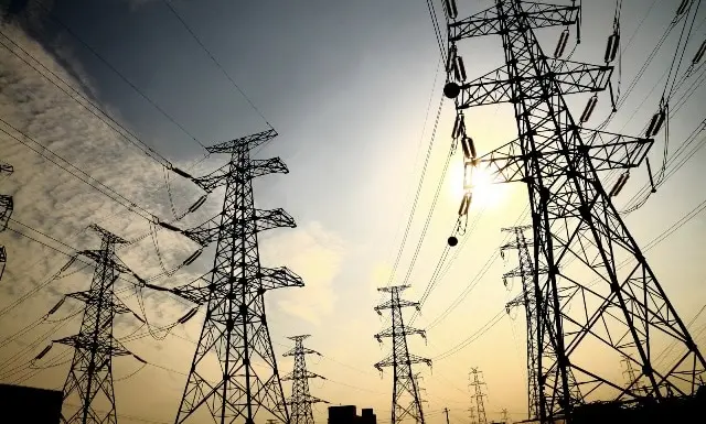 Técnicos trabajan en investigación tras fallo eléctrico.