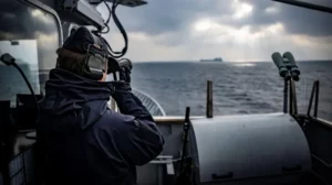El buque patrullero HSwMS Carlskrona vigila un buque de carga frente a la costa sueca, como parte de la misión Centinela del Báltico de la OTAN.