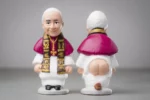 El papa León XIV cuenta desde este año con una figura de caganer, personaje que tradicionalmente se expone en el pesebre catalán.
