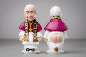 El papa León XIV cuenta desde este año con una figura de caganer, personaje que tradicionalmente se expone en el pesebre catalán.
