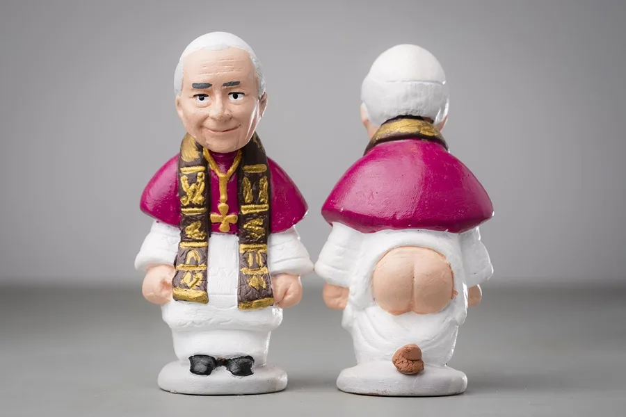 El papa León XIV cuenta desde este año con una figura de caganer, personaje que tradicionalmente se expone en el pesebre catalán.