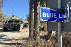 Soldados del ejército libanés custodian el lugar donde el empleado municipal Ibrahim Salameh fue asesinado en la aldea de Blida, al sur del Líbano.