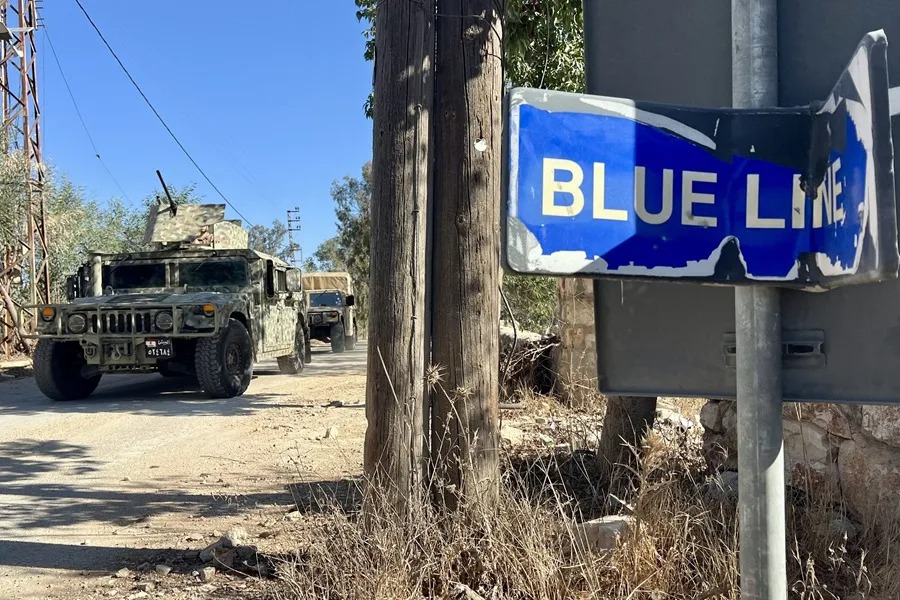 Soldados del ejército libanés custodian el lugar donde el empleado municipal Ibrahim Salameh fue asesinado en la aldea de Blida, al sur del Líbano.