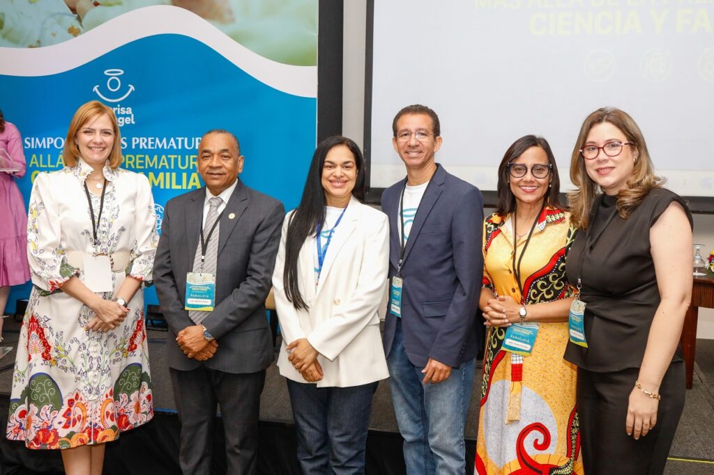 Gladis Abreu, presidenta de la Fundación Sonrisa de Ángel junto a exponentes en Simposio Bebés Prematuros. Fuente externa.