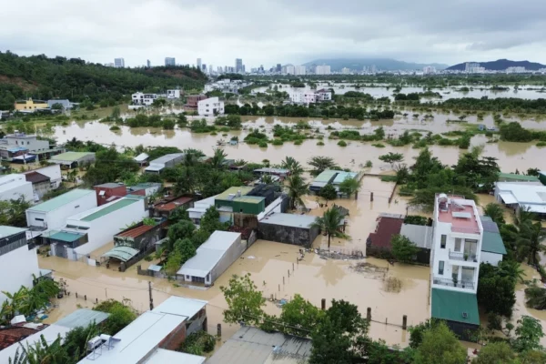 Casas sumergidas por inundaciones en Khanh Hoa, Vietnam, el 20 de noviembre de 2025.
