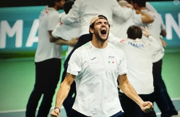Italia-Matteo Berrettini de Italia celebra la victoria de su país en la final de la Copa Davis