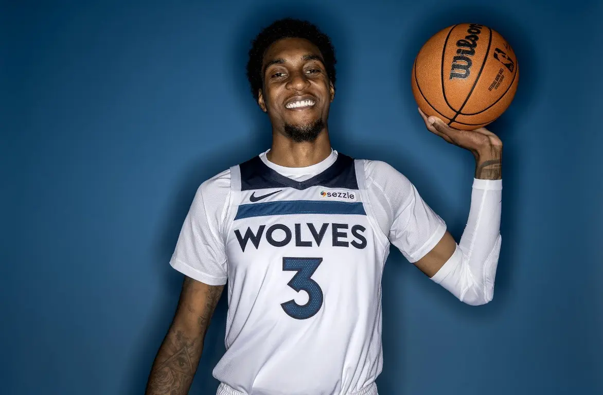 Timberwolves acuerdan extensión de 1 año y $40 millones con Jaden McDaniels
