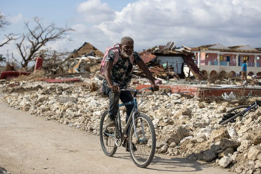 Fotografía del 31 de octubre de una persona pasando por una calle destruida tras el paso del huracán Melissa, en Black River (Jamaica).
