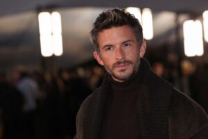 Jonathan Bailey llega al desfile de Burberry Primavera/Verano