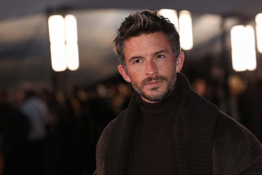 Jonathan Bailey llega al desfile de Burberry Primavera/Verano