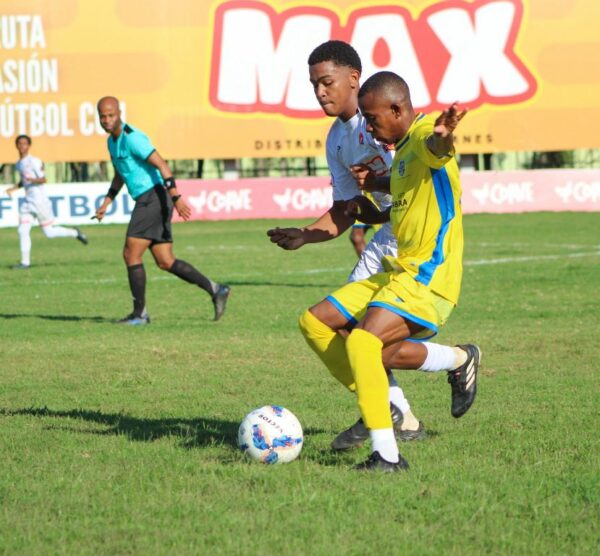 LDF-Expansión-Accion del partido Atletico Vega Real ante Santa Fe fc en el Condor de la Vega