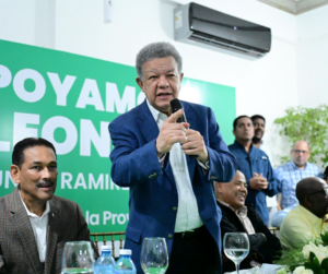 Momentos en que el doctor Leonel Fernández, presidente de la Fuerza del Pueblo juramenta a Raymundo Ramírez.