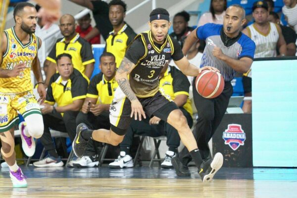 López-Luis López, del club Rafael Barias, avanza con el balón y se despega del defensa Samuel Lara, de San Carlos.