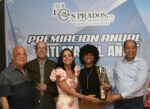 Los Prados-Dashley Daniela Del Rosario Morillo es premiada como la “Atleta del Año” del club Los Prados por Jorge Ramírez y Yubelkis Ramírez. Figuran, Héctor Estrella y José Veloz.
