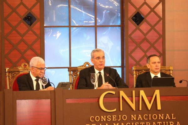Luis Abinader ante el CNM